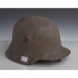 Deutscher Stahlhelm (1. WK), ohne Innenleder, Metallring m. Kinnriehmenhalter vorhanden,im Nacken