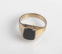 Herrenring, Gelbgold 333, mit geschnittener Onyx-Platte, Ringgröße: 60, ca. 3,3 gr.(brutto).