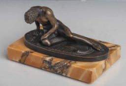 Unbekannter Künstler, Antiker Krieger (Bronzefigur, wohl um 1900), nackt liegend aufovalem Sockel,