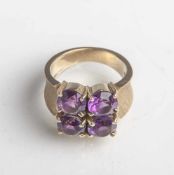 Damenring mit Amethysten, Gelbgold 585, breite, gravierte Ringschiene, der Ringkopfausgefasst mit