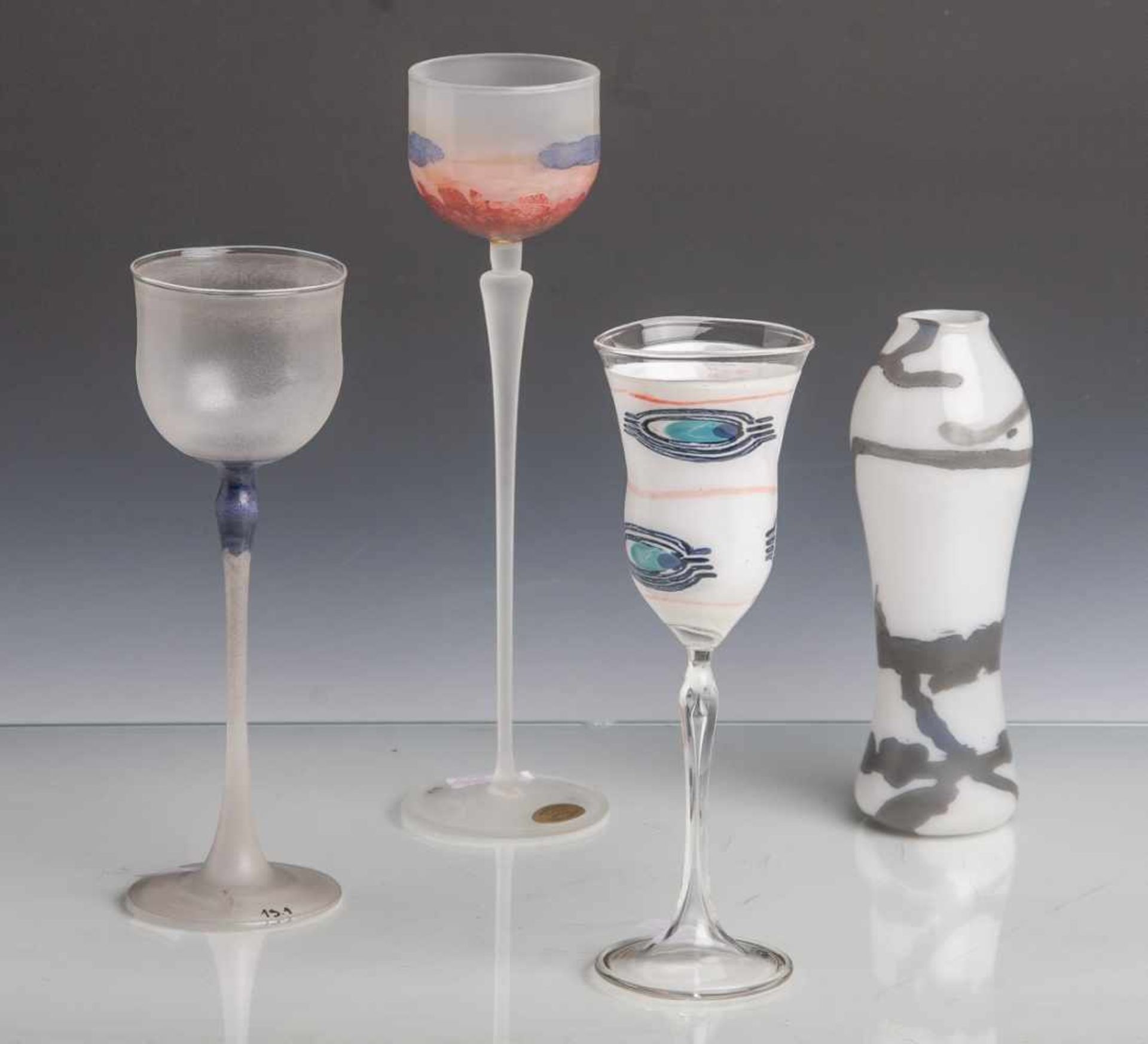 Konvolut von 4 Gläsern: Kleine Vase, Entwurf Johannes Willmann, Milchglas mit grauenEinschmelzungen,