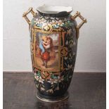 Vase (19./20. Jahrhundert, Historismus), handbemaltes Blumendekor mit gedruckterDarstellung von zwei