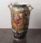 Vase (19./20. Jahrhundert, Historismus), handbemaltes Blumendekor mit gedruckterDarstellung von zwei