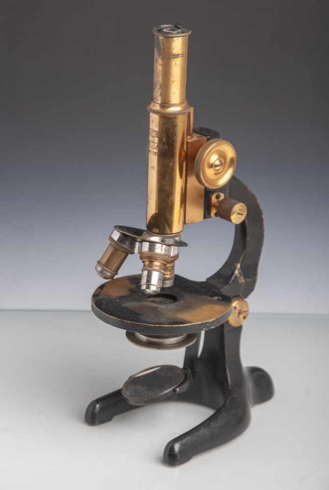 Mikroskop (Hersteller W. und H. Seibert, Wetzlar, wohl 1930er Jahre), Nr. 27227, H. ca. 32cm.