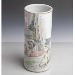 Chinesische Porzellanvase (wohl 19. Jahrhundert), in Zylinderform, Flusslandschaft m.Boot, US