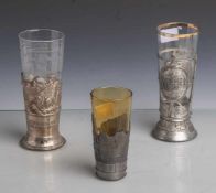 Konvolut von 3 Gläsern: Becher, farbloses Glas mit geätztem Weinlaubdekor u.Metallmontierung, "