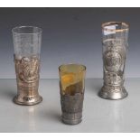 Konvolut von 3 Gläsern: Becher, farbloses Glas mit geätztem Weinlaubdekor u.Metallmontierung, "