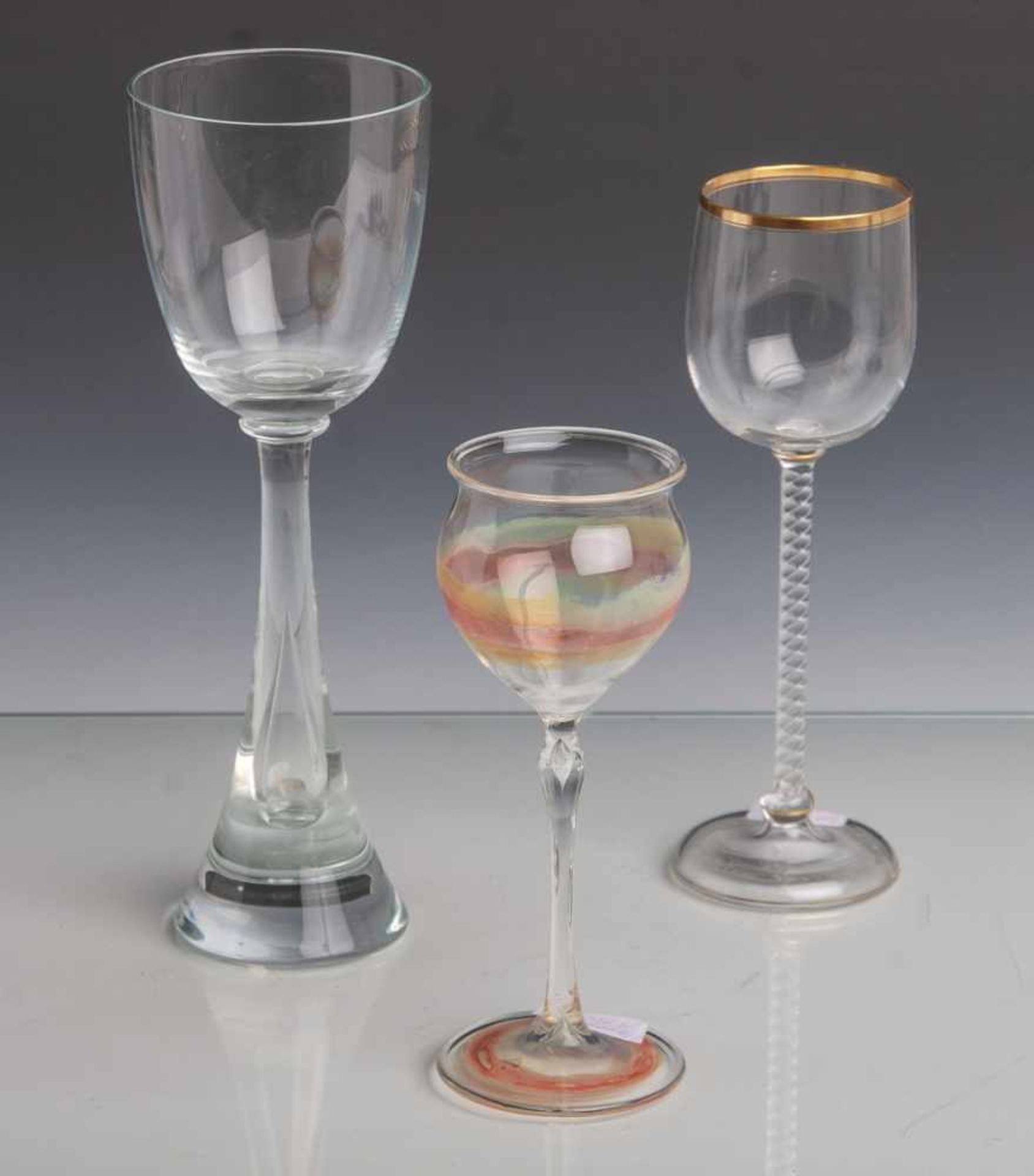 Konvolut von 3 Gläsern: Weinglas, 1983, farbloses Glas, Fuß u. Kuppa mit polychromerEinschmelzung,