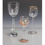 Konvolut von 3 Gläsern: Weinglas, 1983, farbloses Glas, Fuß u. Kuppa mit polychromerEinschmelzung,