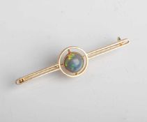 Brosche, Gelbgold 585, ausgefasst mit 1 runden Edelopal-Cabochon, DM. ca. 8 mm, L. ca. 5,3cm, ca.