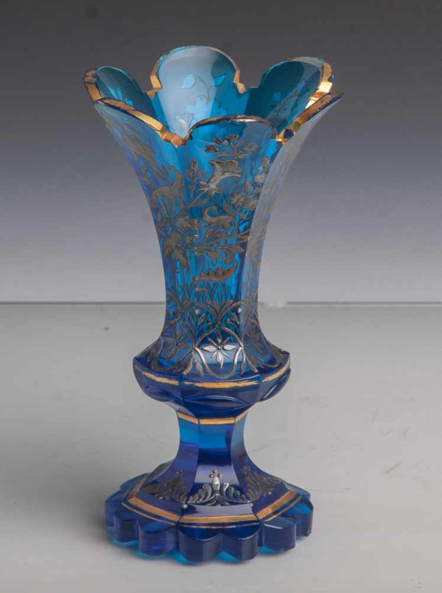 Vase, Böhmen, 19. Jahrhundert, Kraterform, blaues Glas, facettiert geschliffen mitfloraler
