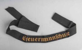 Original Marine-Mützenband, "Steuermannschule", Stickerei, gold-glänzend, L. ca. 109 cm.