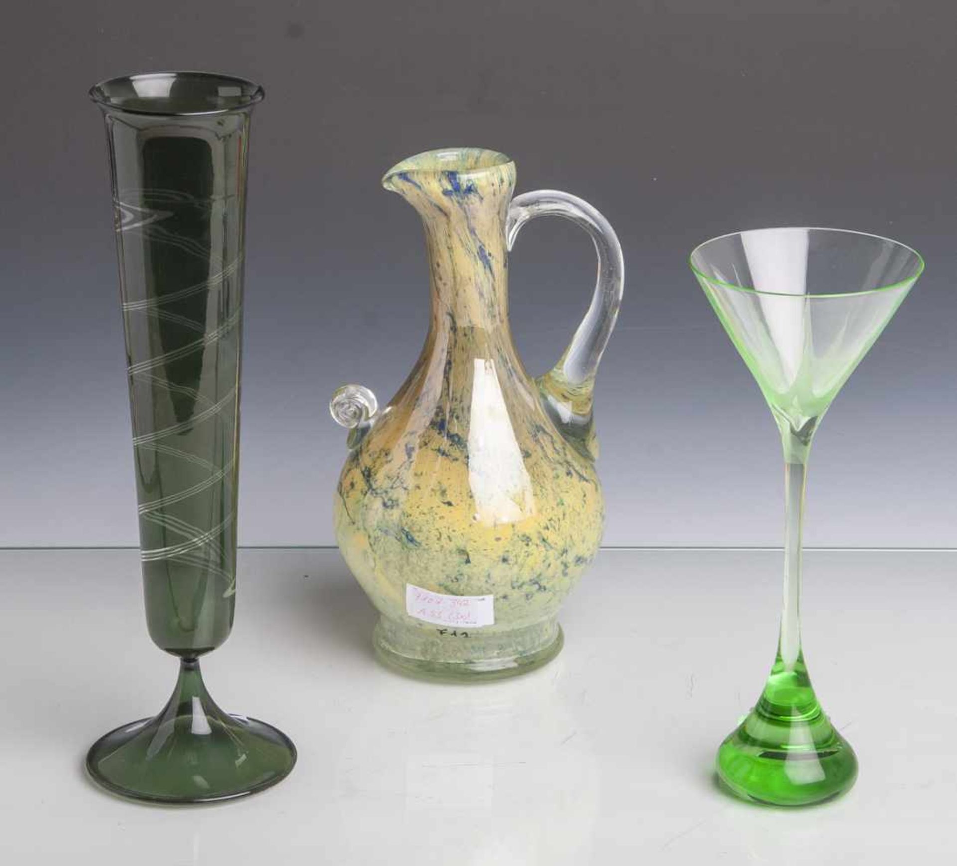 Konvolut von 2 Gläsern u. 1 Kanne: Pokal, Entwurf Heinz Kalb (geb. 1943), grünes Glas,