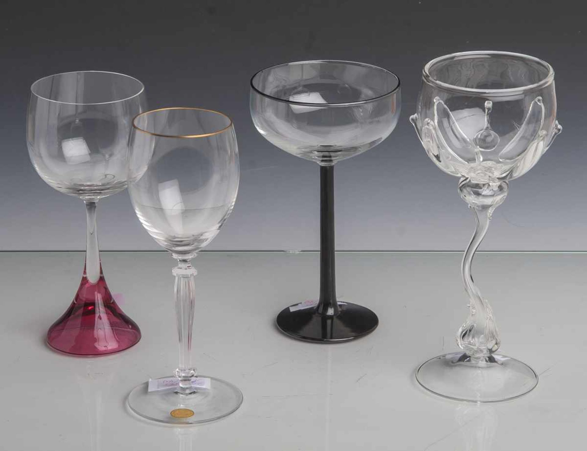 Konvolut von 4 Gläsern: Weinglas, Theresienthal, farbloses Glas, konischer gerippterBalusterschaft