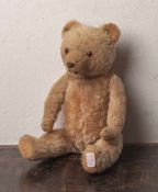 Teddybär, 1. Hälfte 20. Jahrhundert, 5-fach gegliederter Körper, mit Brummstimme undGlasaugen,