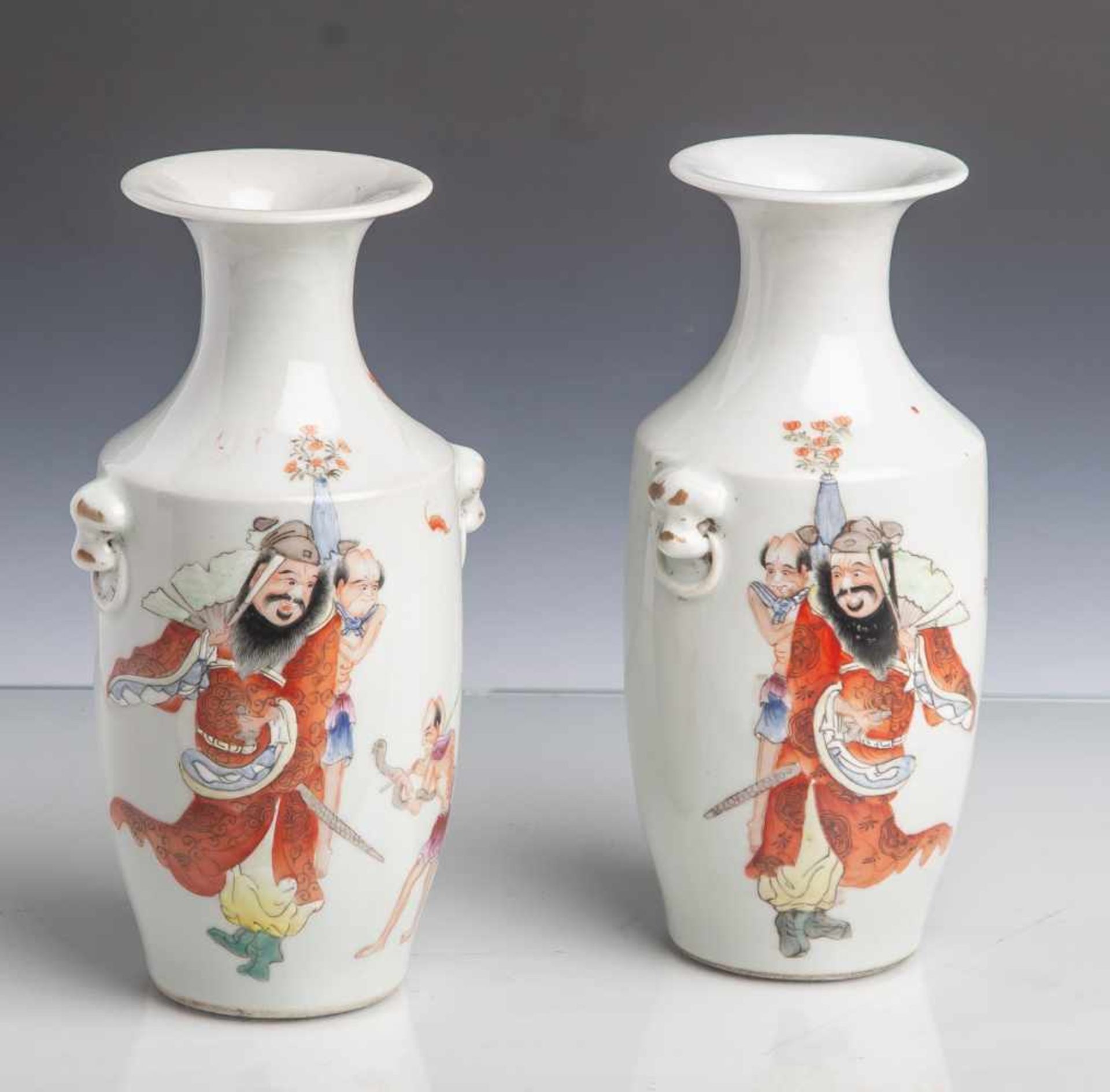 Vasenpaar, China, 19./20. Jahrhundert, Zeit der Republik, Porzellan, hellgrau glasiert,mit