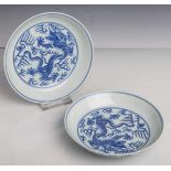 Paar Teller, China, Mitte 19. Jahrhundert, Blau-Weiß-Porzellan, mit Drachendekor. Die Us.m. blauer
