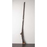 Osmanisches od. afghanisches Gewehr (18. Jahrhundert), mit Miqueletschloss, L. ca. 143 cm.