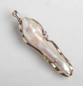 Perlenkettenanhänger/Clip, mit großer Biwa-Perle in Fantasieform, Gelbgoldfassung 333, mit2