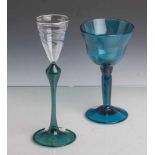 Konvolut von 2 Gläsern: Kelchglas, blaues Glas, glockenförmige Kuppa mit Einbuchtungen. H.ca. 18,3