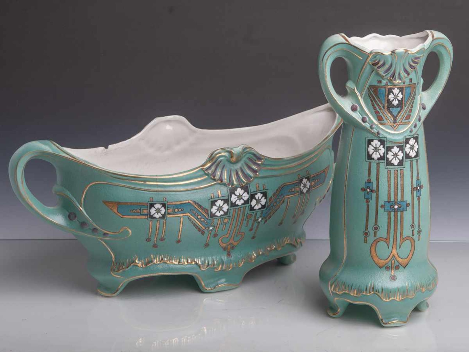 Vase u. Jardinière (Ende 19./Anfang 20. Jahrhundert, Jugendstil), Keramik, türkiser Fondmit