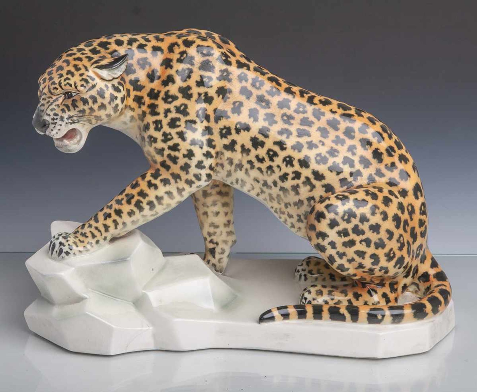Leopard auf Sockel (Keramikfigur, 1920er Jahre), US Hersteller bez. Sontag & Söhne(Geiersthal), im
