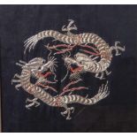 Seidenstickarbeit, China, 1. Hälfte 20. Jahrhundert, zwei Drachen in feinerGoldstickarbeit auf