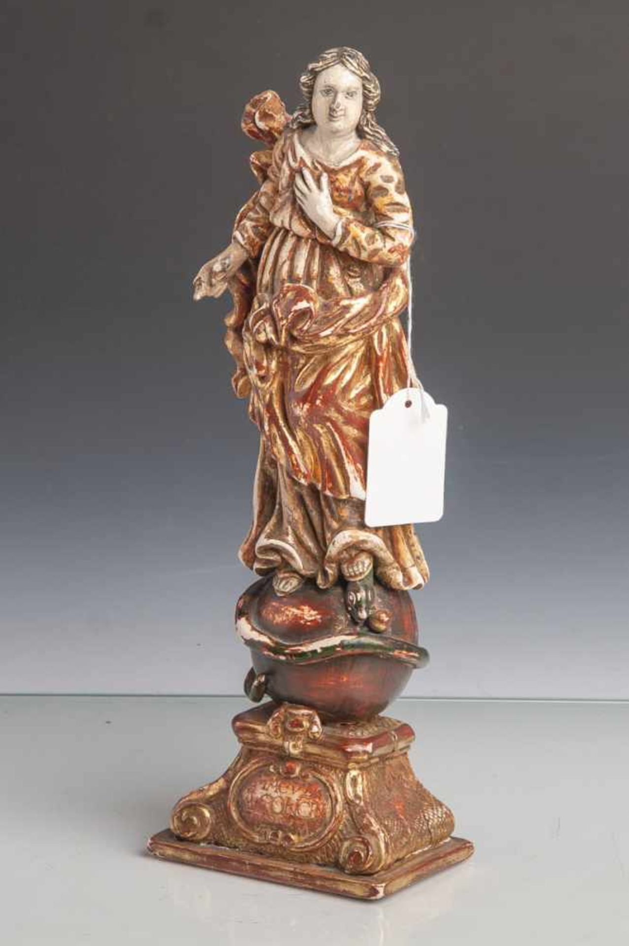 Maria Immaculata, 18. Jahrhundert, vollplastisch geschnitzte Darstellung der Gottesmutterstehend auf