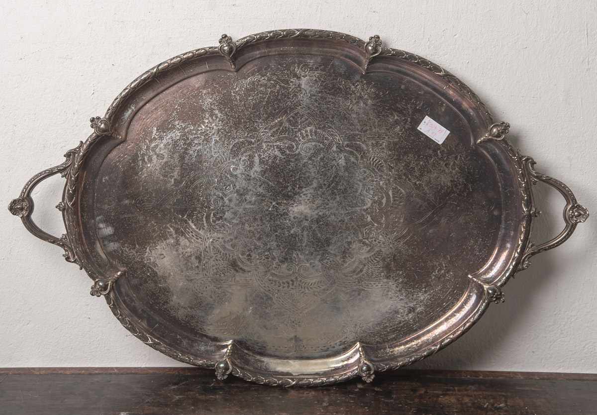 Große ovale Platte (19. Jahrhundert), Metall/versilbert, mit seitl. Handhaben, ca. 76 x 47cm. Teil