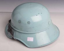 Deutscher Luftschutzhelm (Gladiator, 2. WK), original Innenleder m. Kinnriehmen, Glockeneu lackiert,