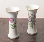 Zwei Vasen (Meißen, 19./20. Jahrhundert), Motiv Streublumen mit Goldrand, 1xKnaufschwerter u. 1x