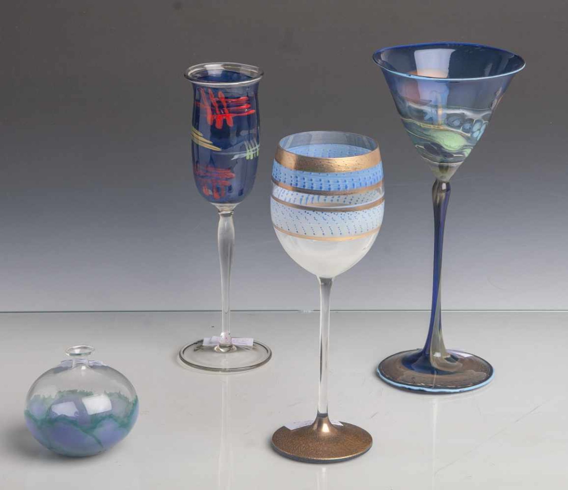 Konvolut von 3 Gläsern u. 1 Vase: Stengelglas, Entwurf Stefan Scheuerer (geb. 1960),farbloses
