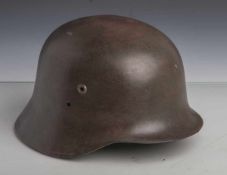 Deutscher Stahlhelm (2. WK), außen im Nacken aufgenietete u-förmige Halterung,Randbördelung rundum