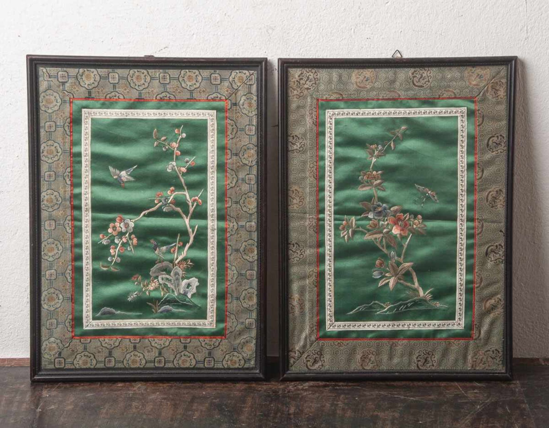Konvolut von 2 Seidenstickereien (wohl China, um 1900), auf grüner Seide gesticktesBlumendekor mit