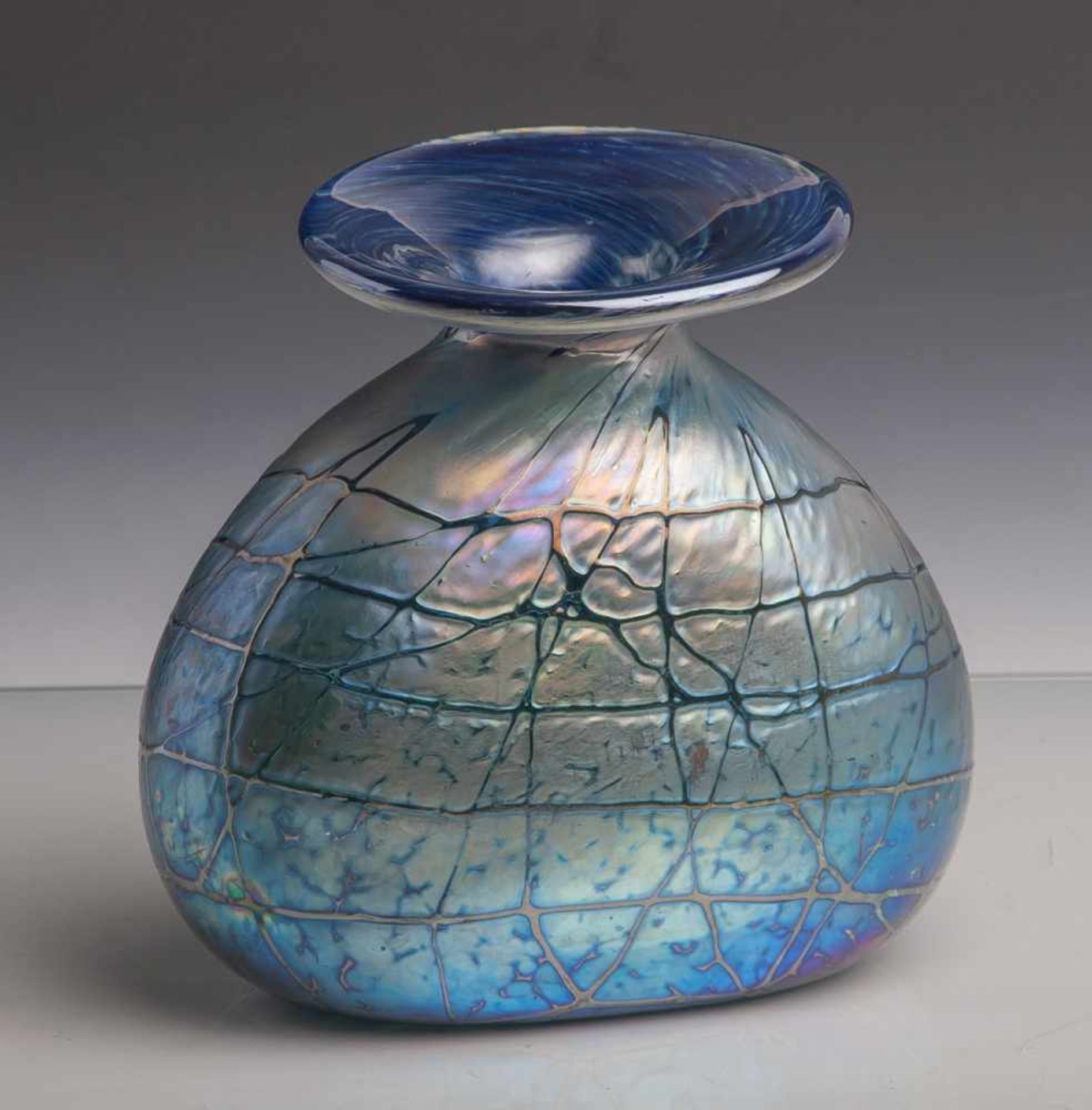 Vase, Glashütte Eisch (20. Jahrhundert), Vase aus klarem Glas mit blau-violettem Überfang,