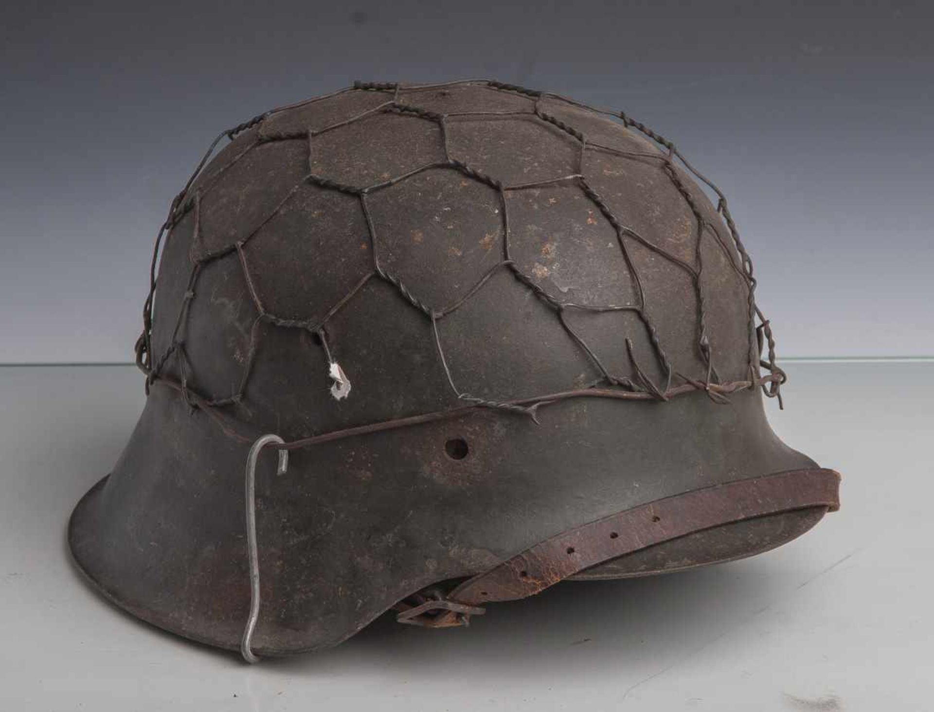 Deutscher Stahlhelm (2. WK), ohne Ringbördelung, original Innenleder m. Kinnriehmen,Stempel innen im