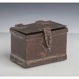 Kleine Eisenkassette, wohl 18. Jahrhundert, Eisen geschmiedet, mit den Resten einer altenFassung,
