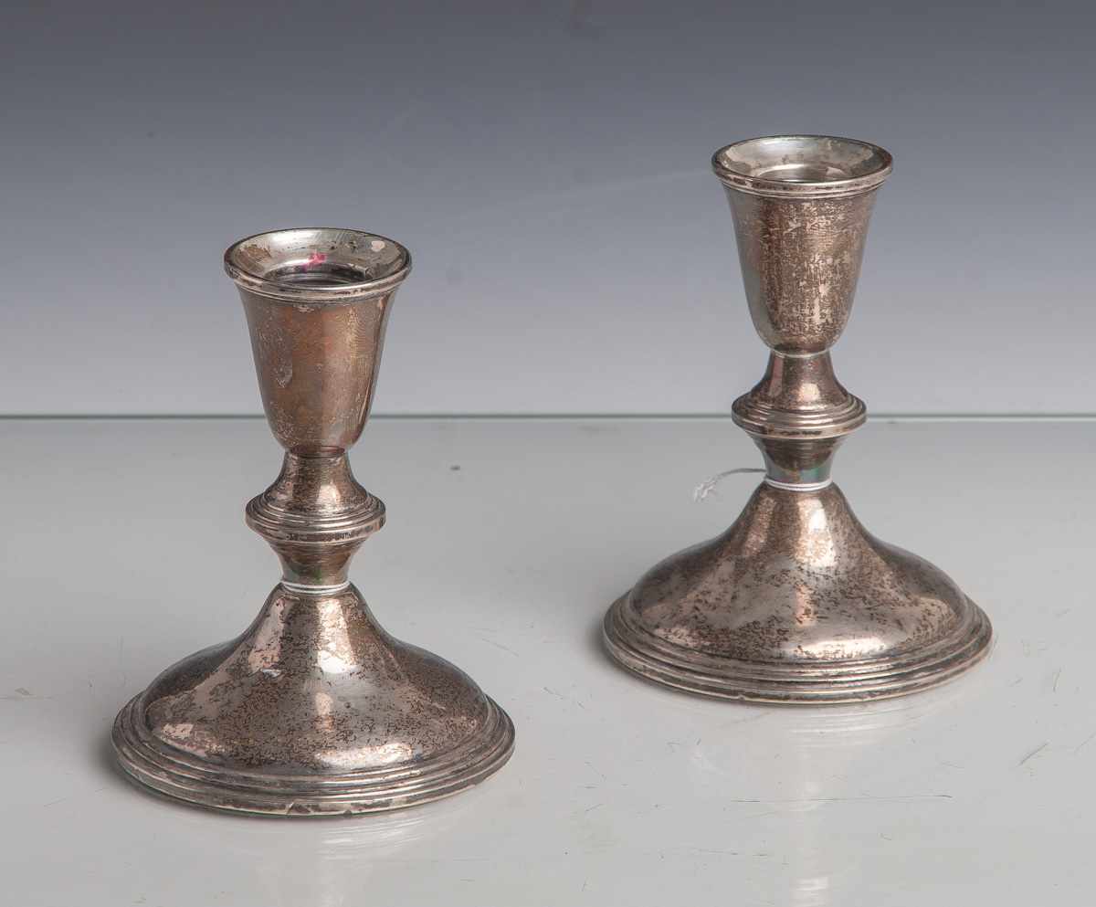 2 Kerzenhalter, Sterlingsilber. H. je ca. 11 cm, 1 Fuß gedellt.