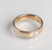 Solitärring, Gelbgold 585, ausgefasst mit 1 Brillant, ca. 0,06 ct/tw/si, Ringgröße: 57,ca. 7,2