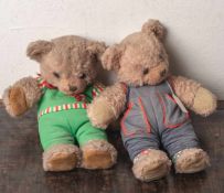 Zwei Teddybären, Steiff (20. Jahrhundert), bekleidet, H. ca. je 37 cm. Gebrauchsspuren.