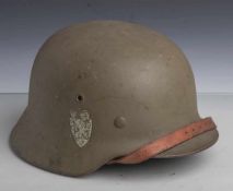 Norwegischer Stahlhelm (2. WK), M35/40 m. norweg. Abzeichen (Doppelabz.: Löwe mitStreitaxt u.