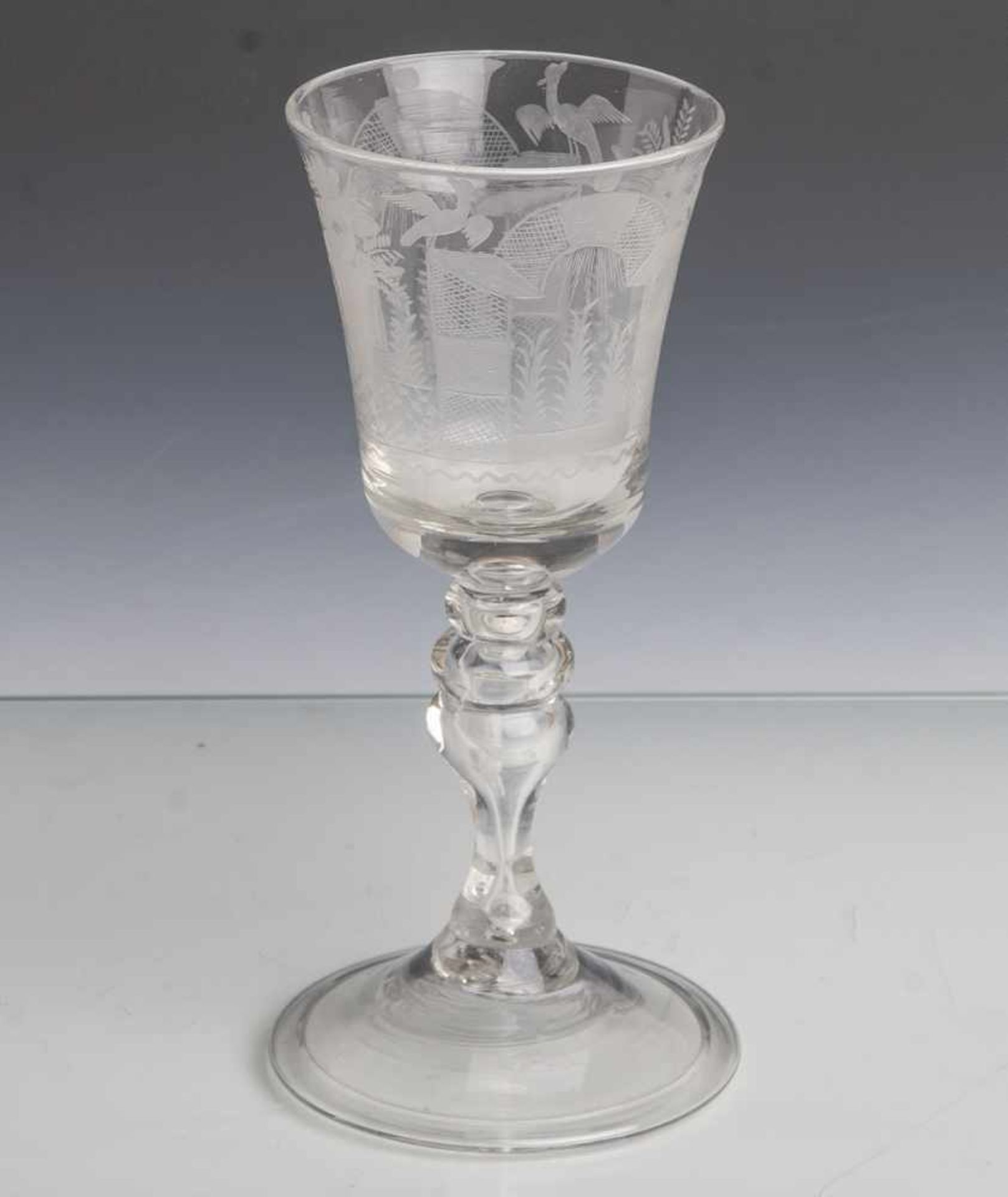Kelchglas, 18. Jahrhundert, farbloses Glas, leicht gehöhter Scheibenfuß, Balusterschaftmit Blase,