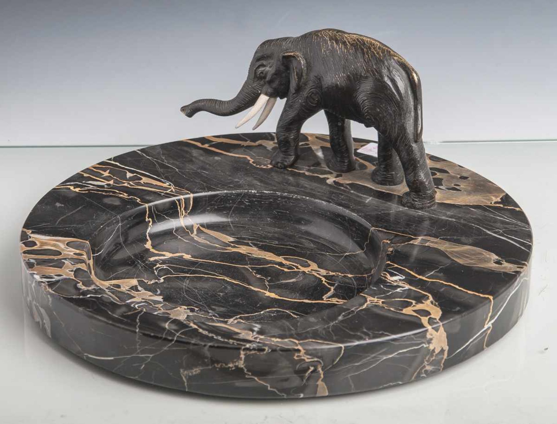 Art-Déco-Schale, um 1920, runde Schale aus schwarzem Marmor mit aufgesetztervollplastischer