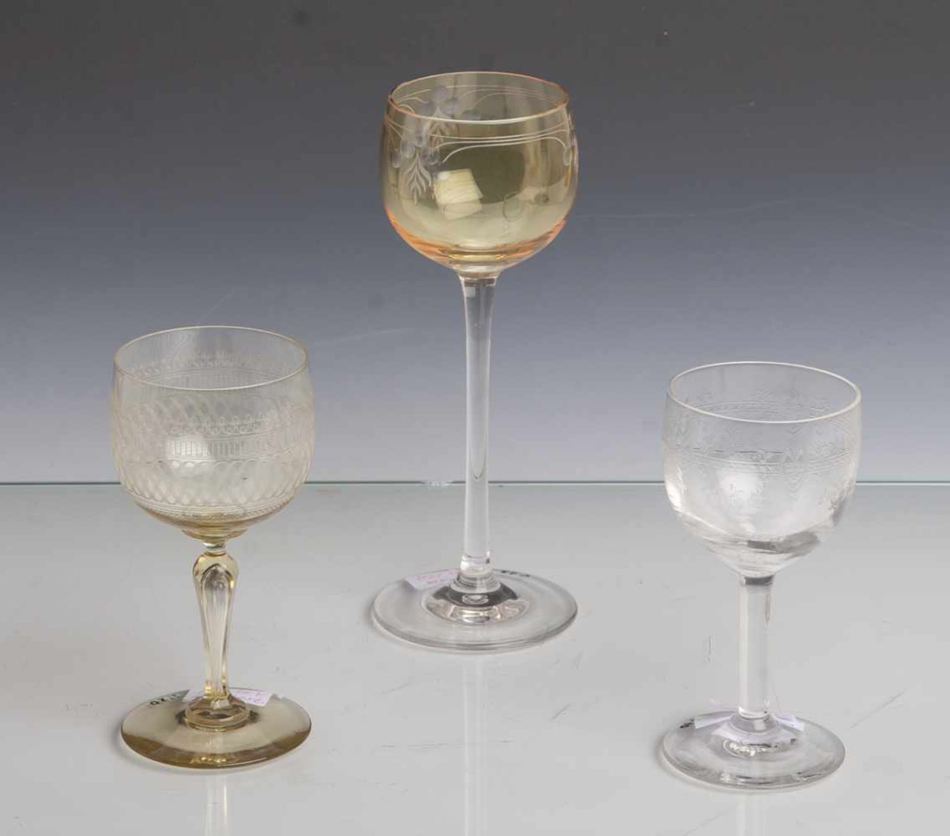 Konvolut von 3 Gläsern: Stengelglas, farbloses Glas, gelb gefärbte Kuppa mit