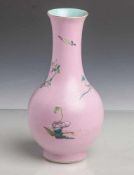 Vase, China, 19. Jahrhundert, Famille rose, gebauchter Korpus mit langem, schlanken Halsmit