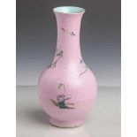 Vase, China, 19. Jahrhundert, Famille rose, gebauchter Korpus mit langem, schlanken Halsmit