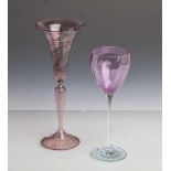 Konvolut von 2 Gläsern: Pokal, Entwurf Heinz Kalb (geb. 1943), violettes Glas mitpolychromer