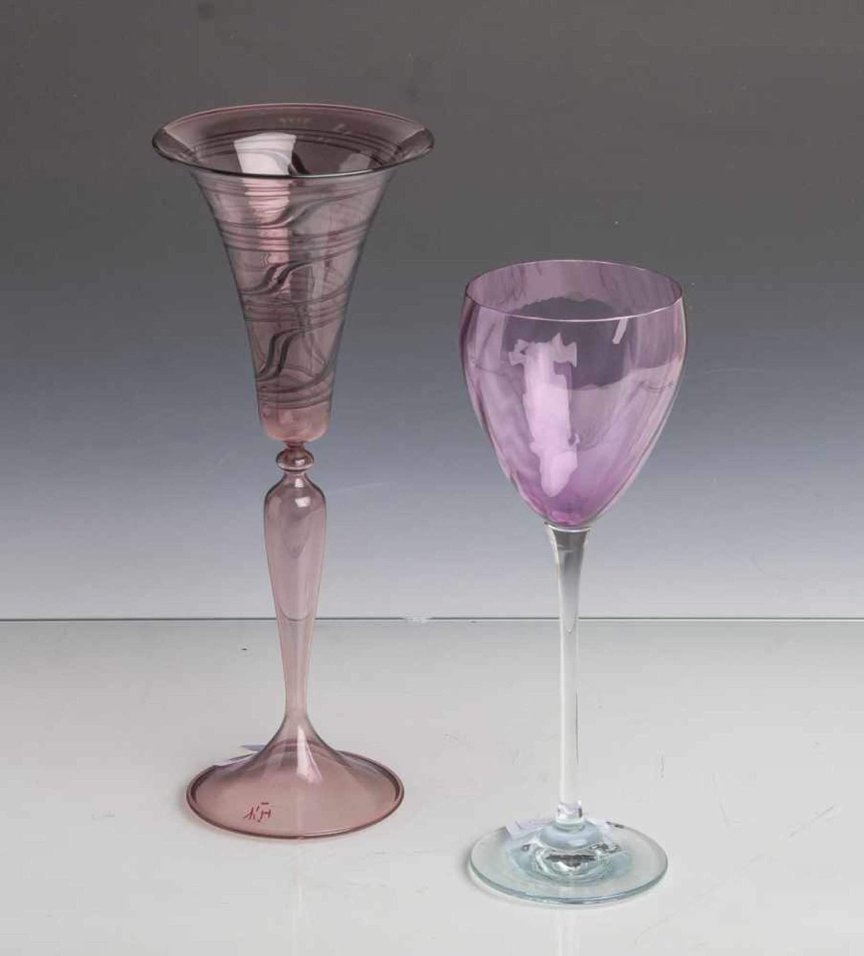 Konvolut von 2 Gläsern: Pokal, Entwurf Heinz Kalb (geb. 1943), violettes Glas mitpolychromer