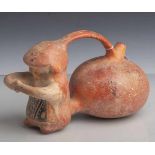 Präkolumbisches Henkelgefäß, Moche-Kultur, Peru, rot-brauner Scherben, figürlicheDarstellung mit