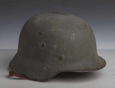 Deutscher Stahlhelm, M40 (2. WK), komplett m. Innenfutter u. Kinnriehmen, Stempel innen imNacken